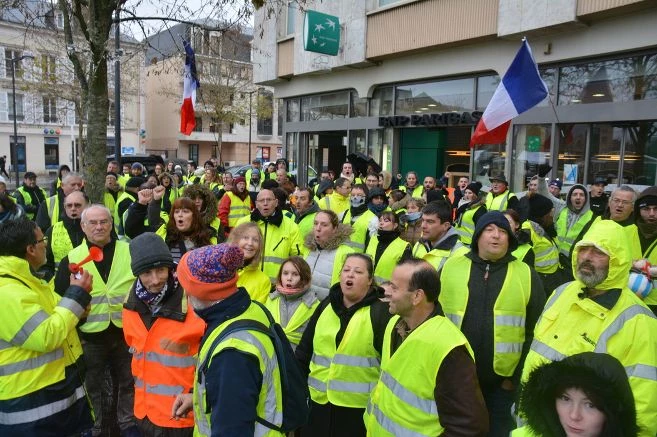 «Πόρτα» σε Μακρόν από τα «κίτρινα γιλέκα» -Δεν θέλουν να τον συναντήσουν